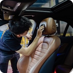 Để chiếc xe thể hiện được đẳng cấp và sự sang trọng thì nó phải được chăm sóc tỉ mỉ từ chi tiết nhỏ nhất                 