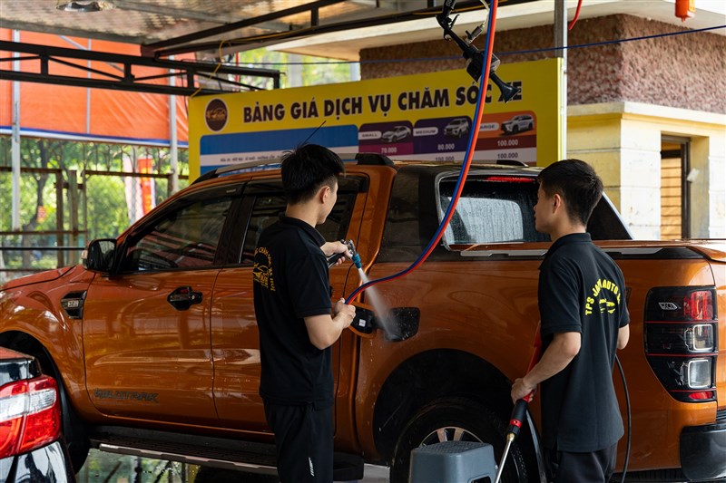 Để chiếc xe thể hiện được đẳng cấp và sự sang trọng thì nó phải được chăm sóc tỉ mỉ từ chi tiết nhỏ nhất                 