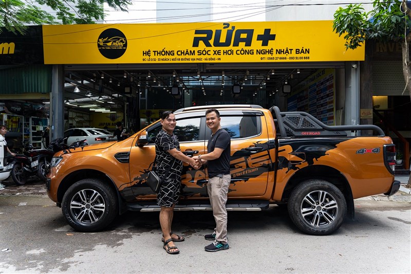 Để chiếc xe thể hiện được đẳng cấp và sự sang trọng thì nó phải được chăm sóc tỉ mỉ từ chi tiết nhỏ nhất                 