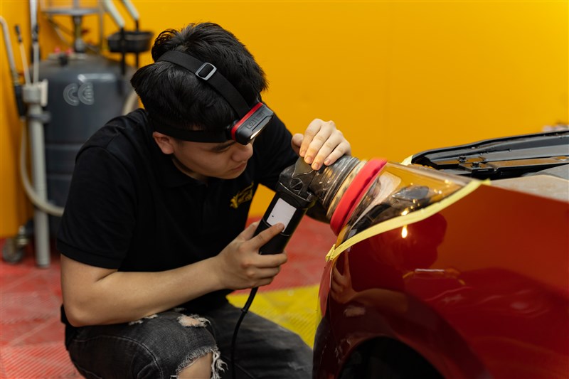 Đánh bóng đèn pha